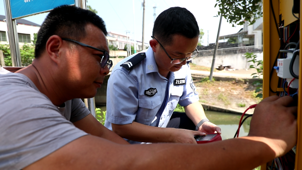 jimeng-2025-08-08-7568-生成一根簪子，簪子由“津”字变体，簪子为绿色竹子材质，簪子放在白色平面，图片完整